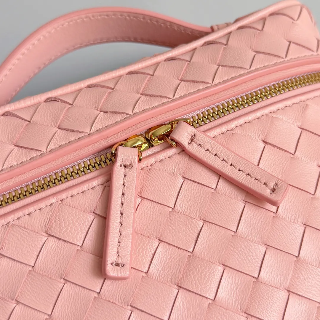 Batch 1480 BOTTEGA VENETA2025 new women's small Soft Vanity cosmetic bag, using the classic Intrecciato weaving technique, inheriting the classics, the ring buckle design 😎 The light metal chain gives you a high-end sense of matching, the chain is removable, and it can be used as a handbag ~ An elegant small bag that is perfect for participating in events. The overall body of the bag is as soft as marshmallow and can be easily kneaded, showing the strong toughness and high-end feel of the leather. The touch of sheepskin is so amazing. It is so healing when pinched! I have absolutely no resistance to small bags! ! ! Style number: 843800 Color: rose pink Size: 19*14*3cm